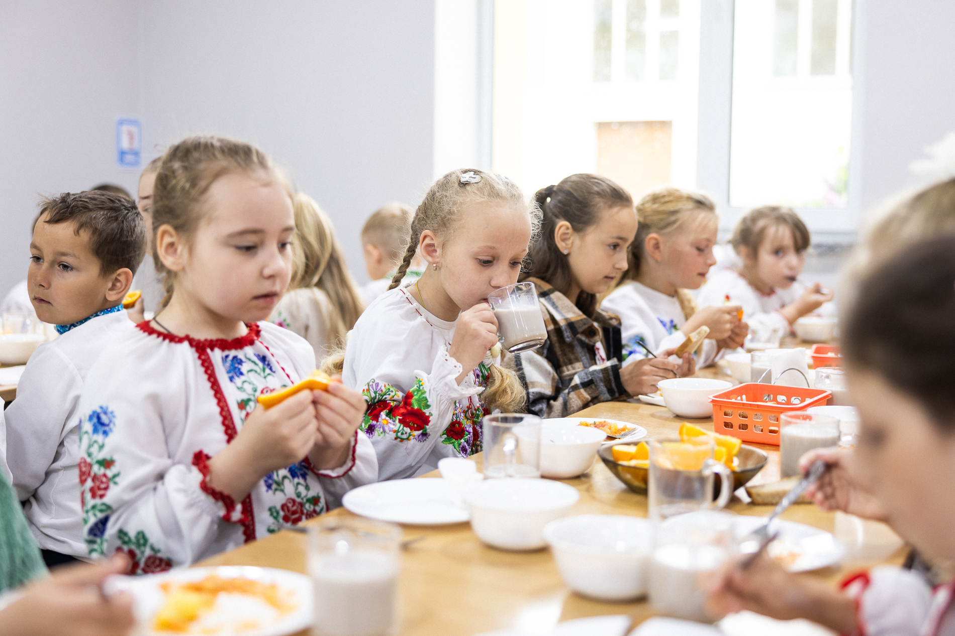 Понад 2 мільйони юних українців – усі учні 1–4 класів і школярі з прифронтових регіонів – отримують безоплатні шкільні обіди.